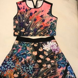 2 piece set. The top is a size L but fits like M